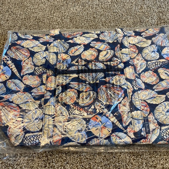 Vera Bradley Handbags - Vera Bradley Vera tote